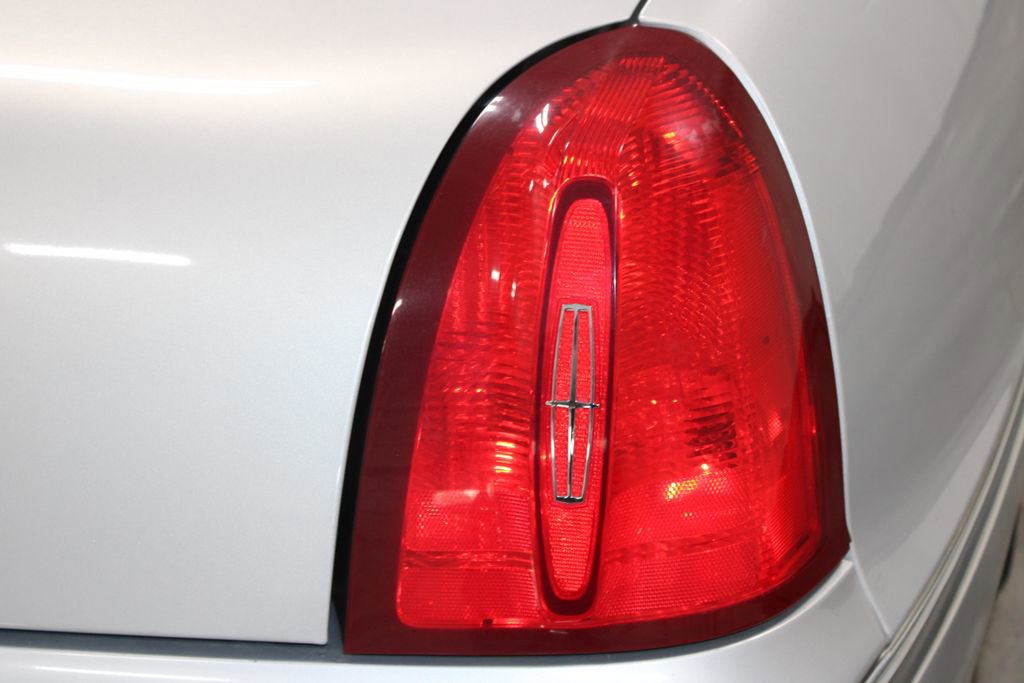 Used 2002 Lincoln Town Car Executive image 17
