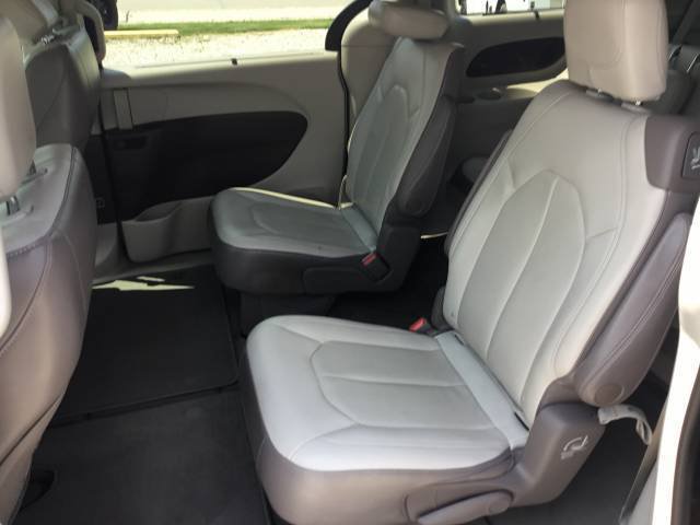 Used 2018 Chrysler Pacifica Touring-L w/ Premium Audio Group FWD image 12