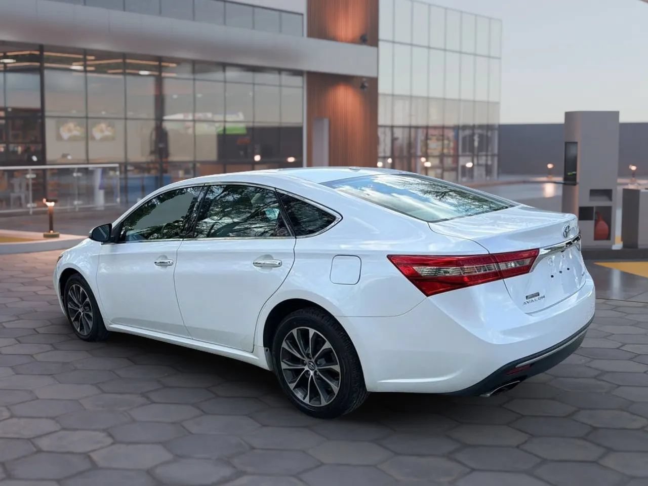 Used 2017 Toyota Avalon XLE FWD image 6
