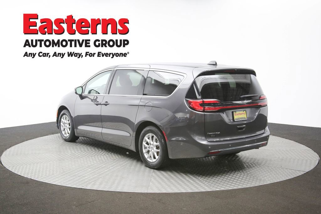 Used 2023 Chrysler Pacifica Touring-L image 63