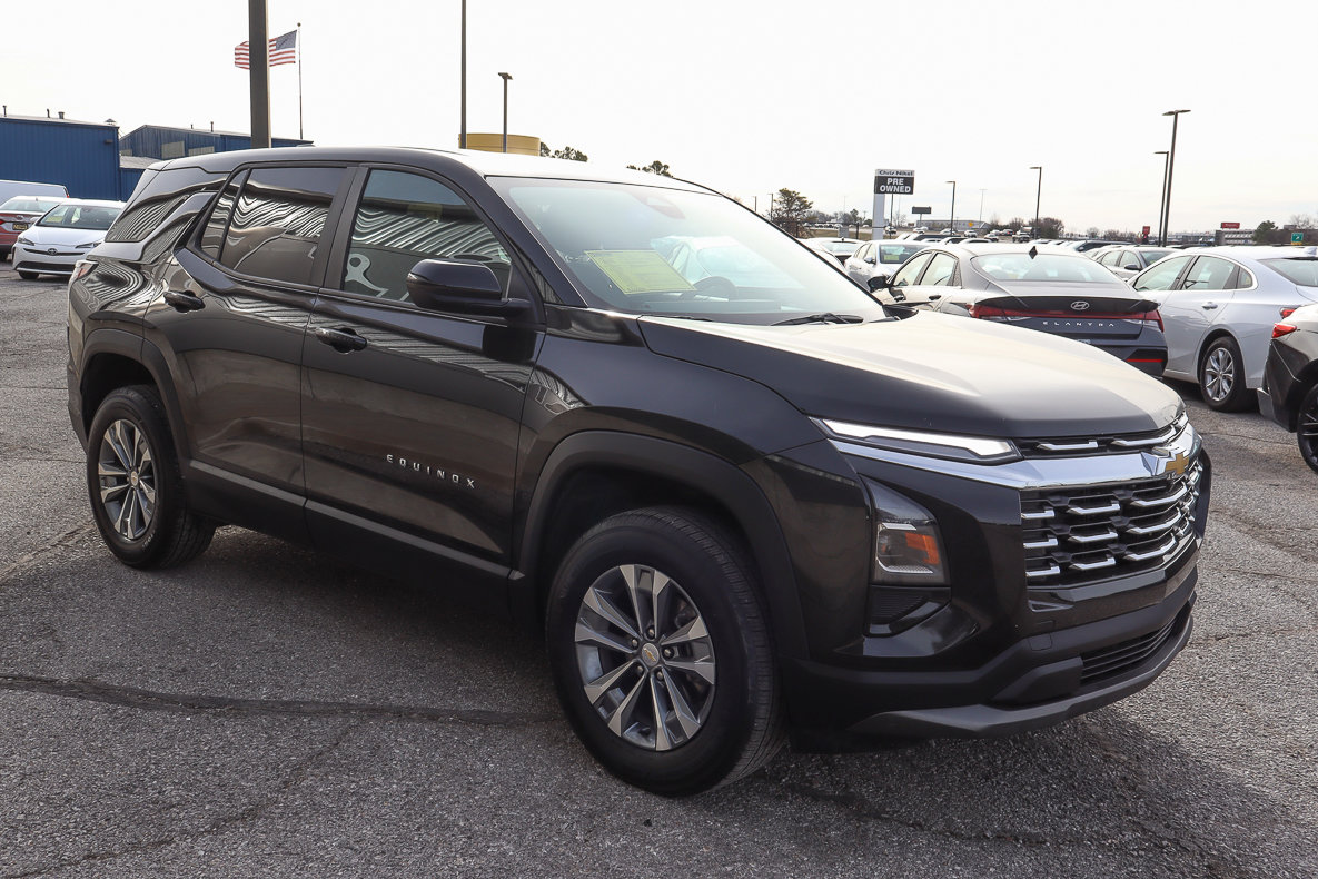 Used 2025 Chevrolet Equinox LT FWD image 3
