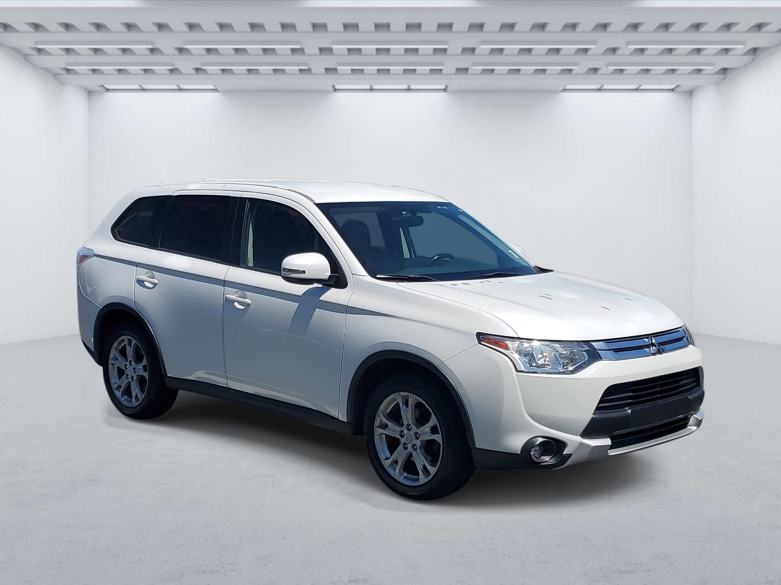 Used 2015 Mitsubishi Outlander SE image 1