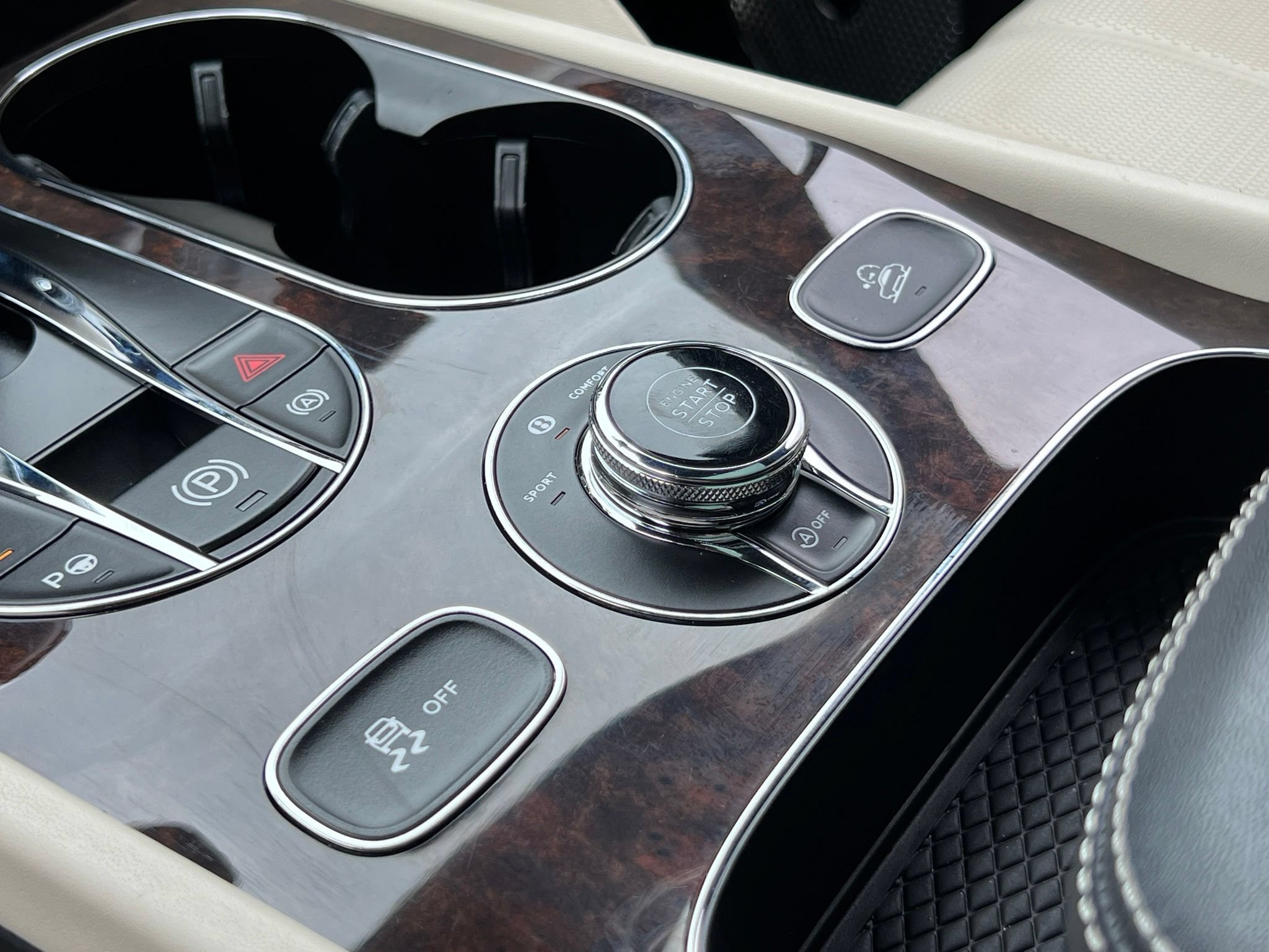 Used 2023 Bentley Bentayga Extended Wheelbase AWD/4WD image 31