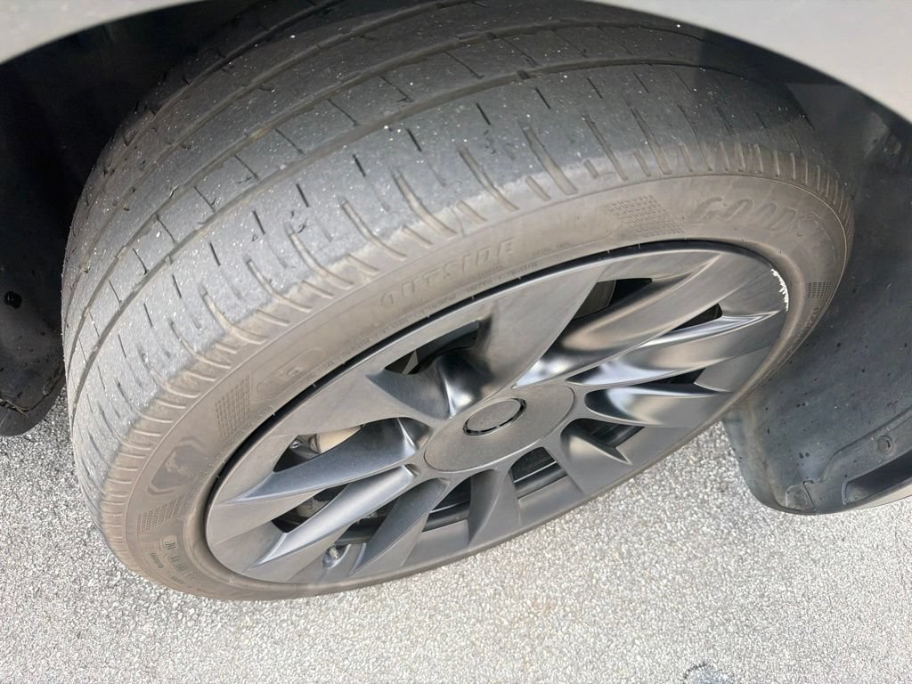 Used 2024 Tesla Model Y Long Range RWD image 11
