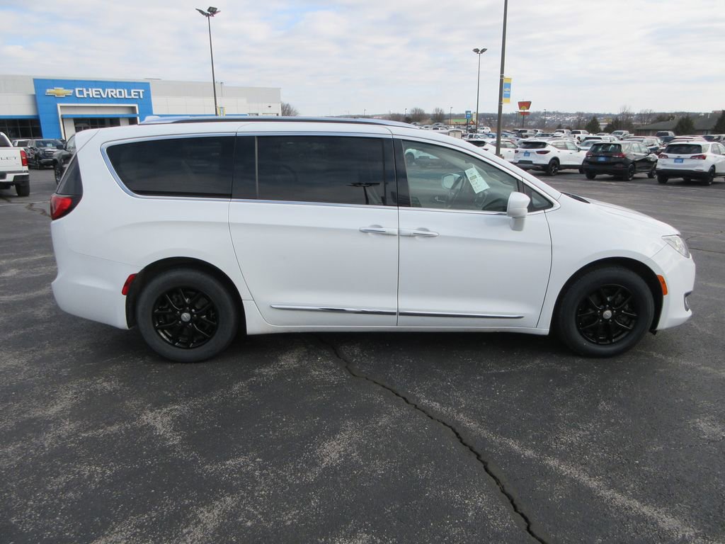Used 2020 Chrysler Pacifica Touring-L image 6