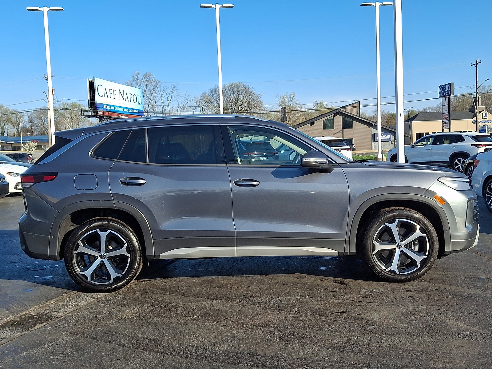 Certified 2025 Volkswagen Tiguan SE image 7