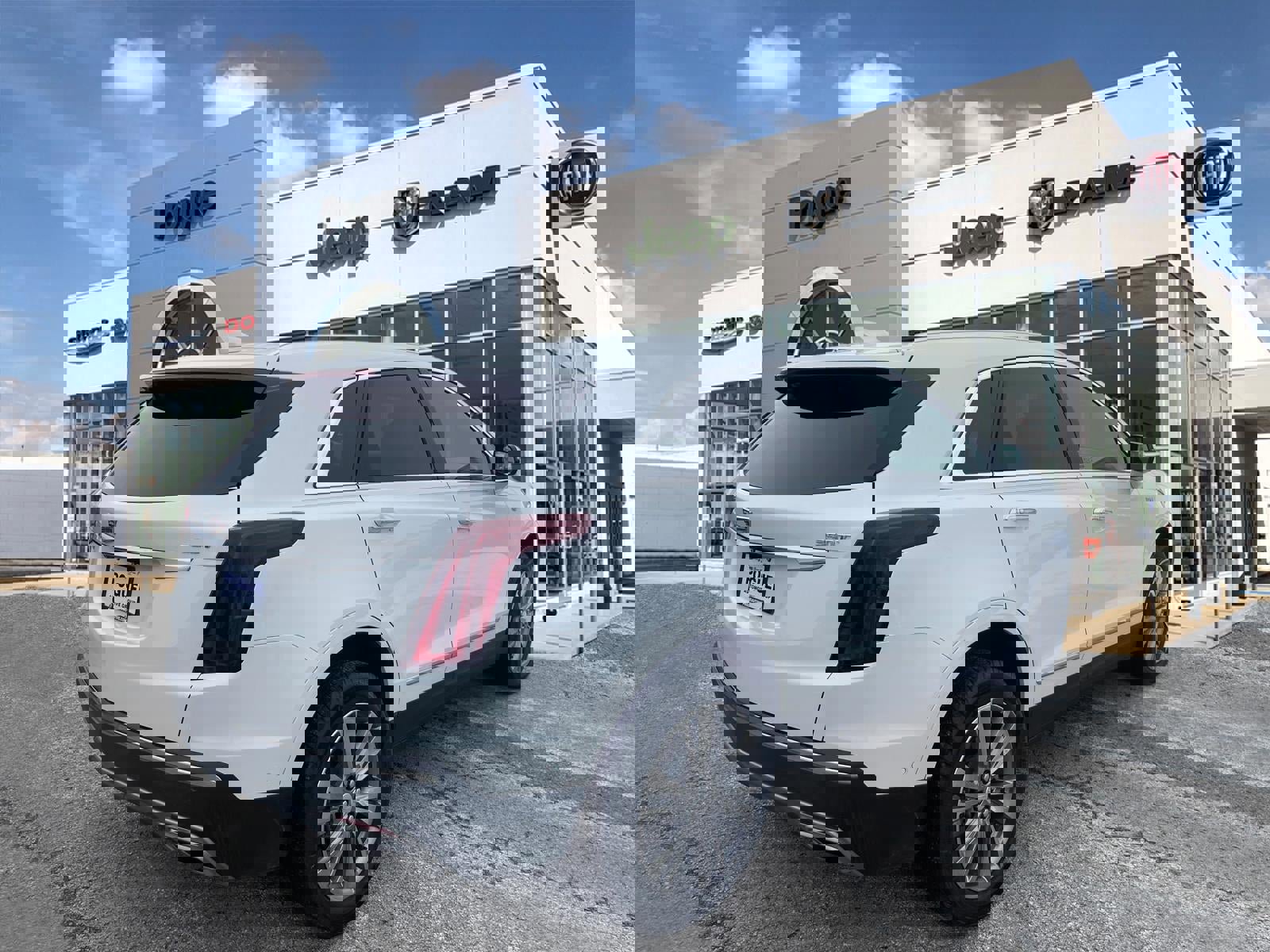 Used 2024 Cadillac XT5 Premium Luxury w/ Technology Package image 2