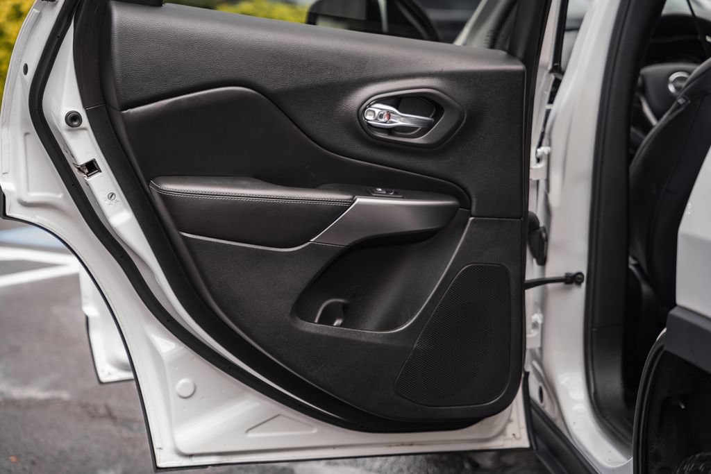 Used 2019 Jeep Cherokee Limited AWD/4WD image 38