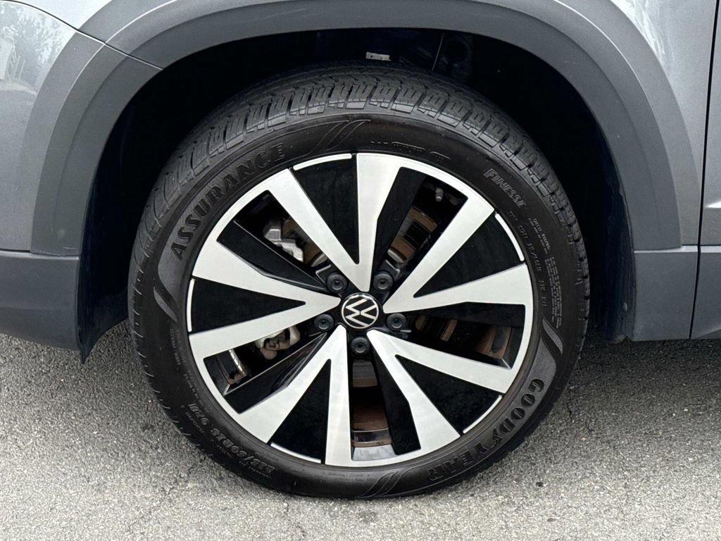 Used 2023 Volkswagen Taos SE w/ Panoramic Sunroof Package FWD image 8
