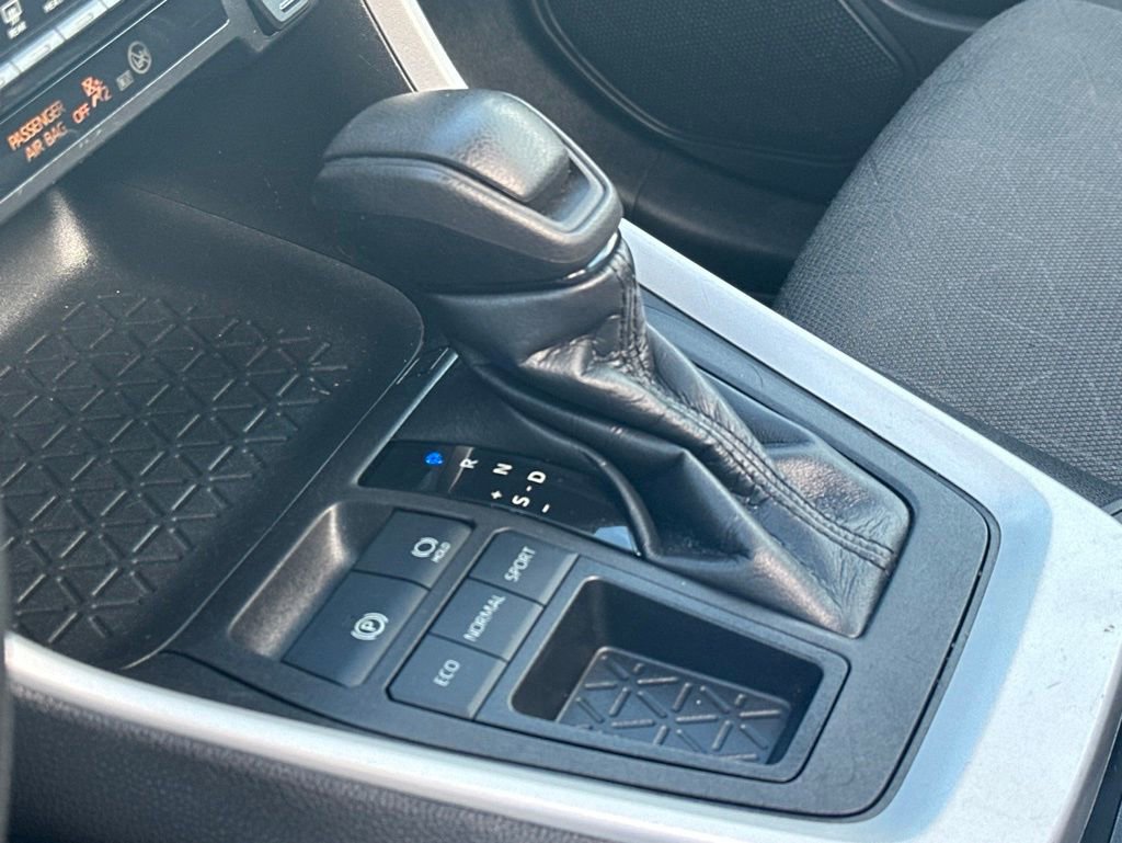 Used 2021 Toyota RAV4 XLE w/ Convenience Package FWD image 28