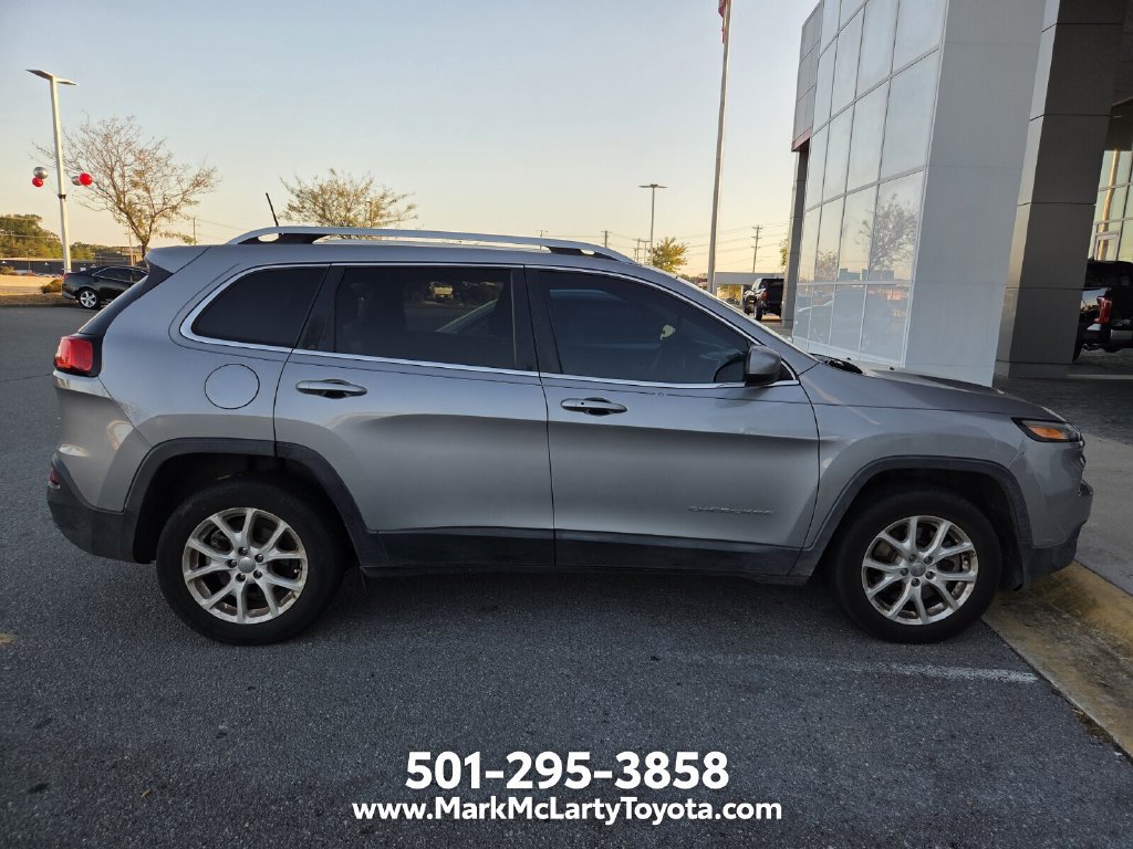 Used 2018 Jeep Cherokee Latitude Plus w/ Comfort/Convenience Group FWD image 4
