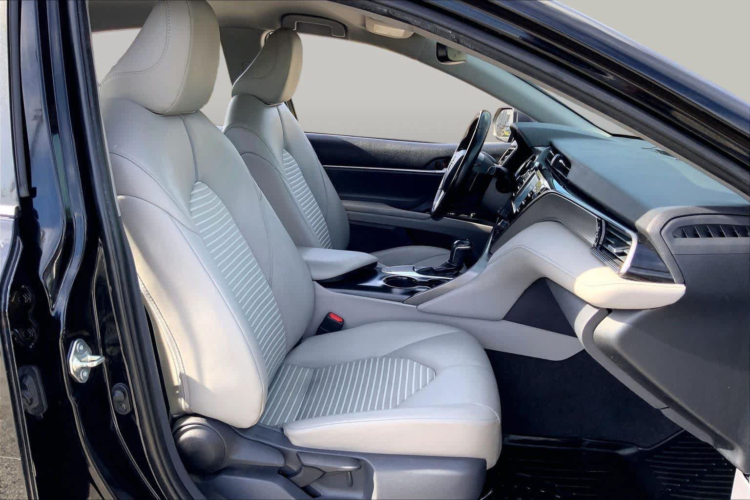 Used 2019 Toyota Camry SE w/ Convenience Package FWD image 9