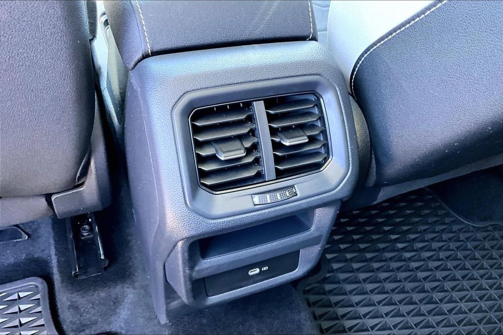 Certified 2025 Volkswagen Taos SE w/ Panoramic Sunroof Package image 18