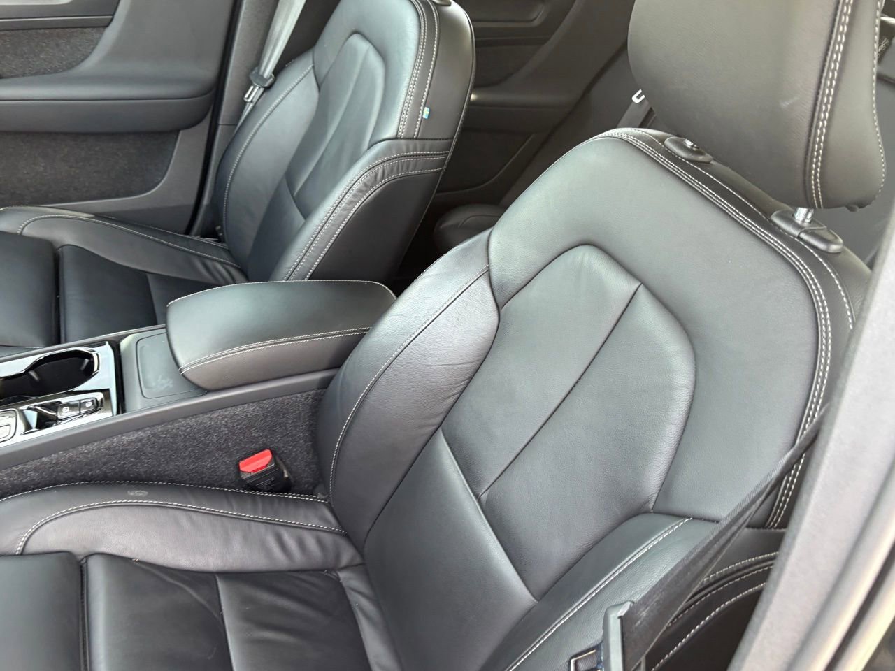 Certified 2023 Volvo XC40 B5 Ultimate w/ Protection Package Premier image 28