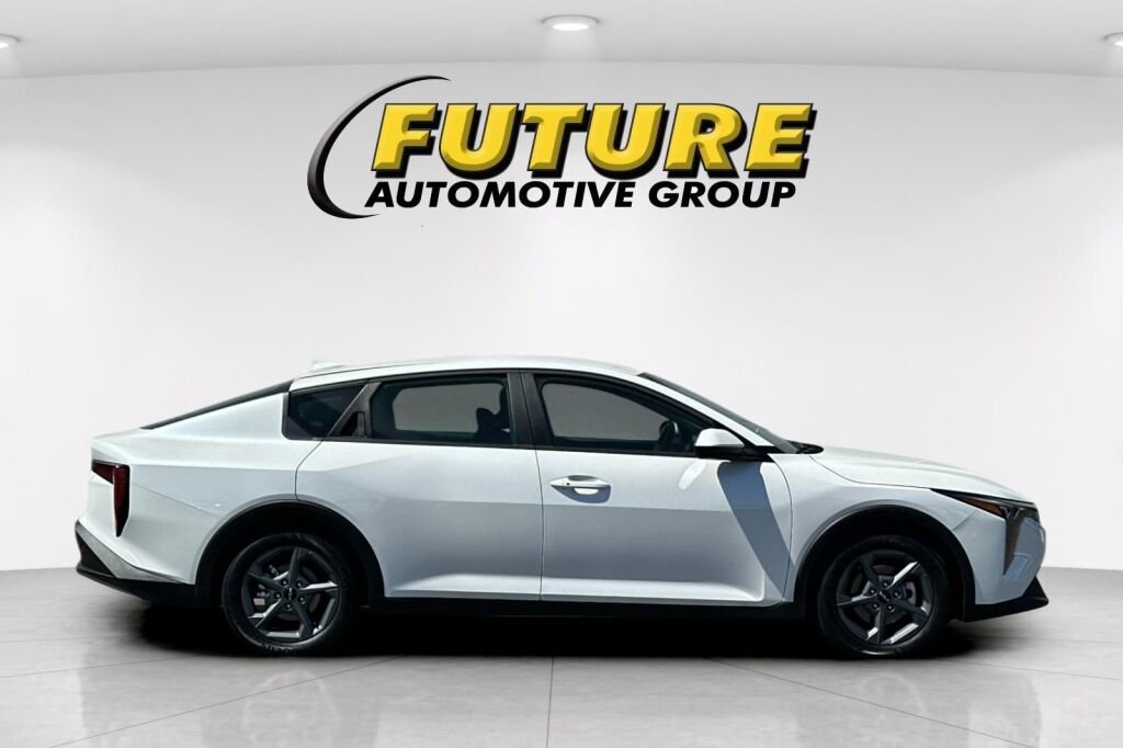 Used 2025 Kia K4 FWD image 3