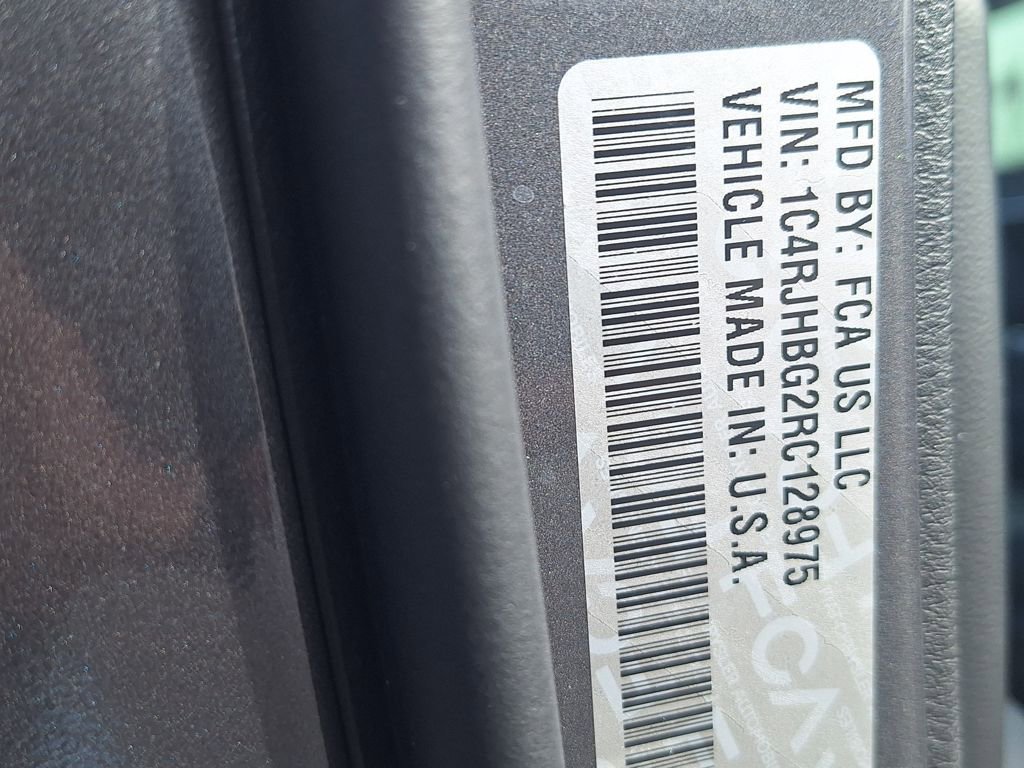 Used 2024 Jeep Grand Cherokee Limited w/ Black Appearance Package image 35