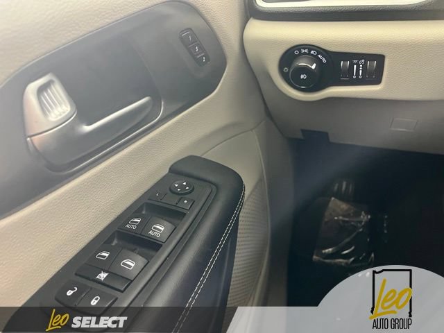 Used 2024 Chrysler Pacifica Touring-L AWD/4WD image 26