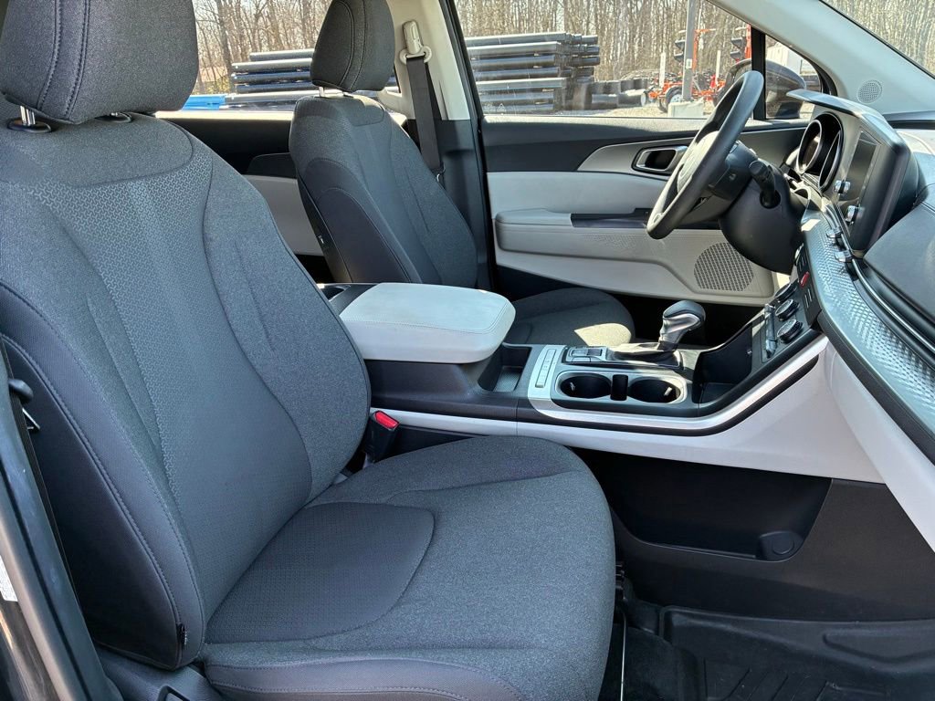 Used 2023 Kia Carnival LX image 17
