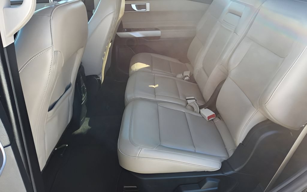 Used 2024 Ford Explorer XLT w/ Equipment Group 202A AWD/4WD image 27