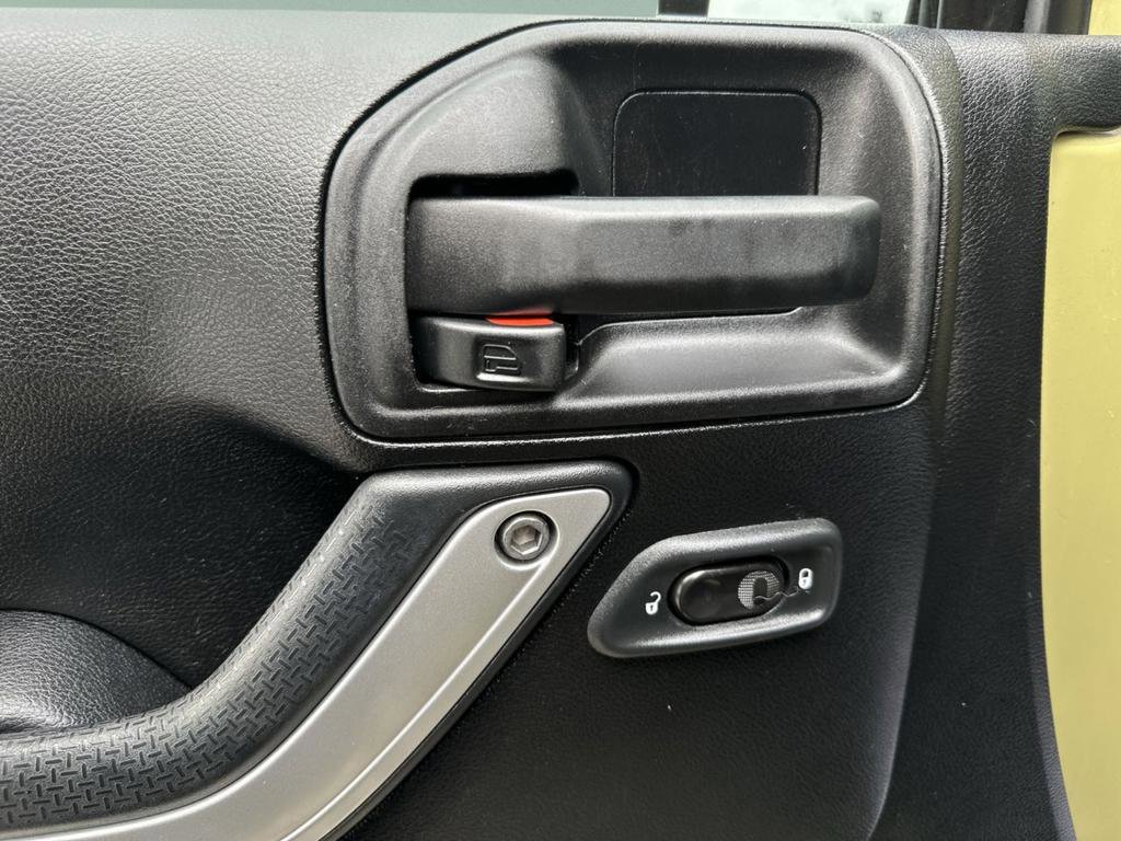 Used 2013 Jeep Wrangler Unlimited Rubicon w/ Connectivity Group image 28