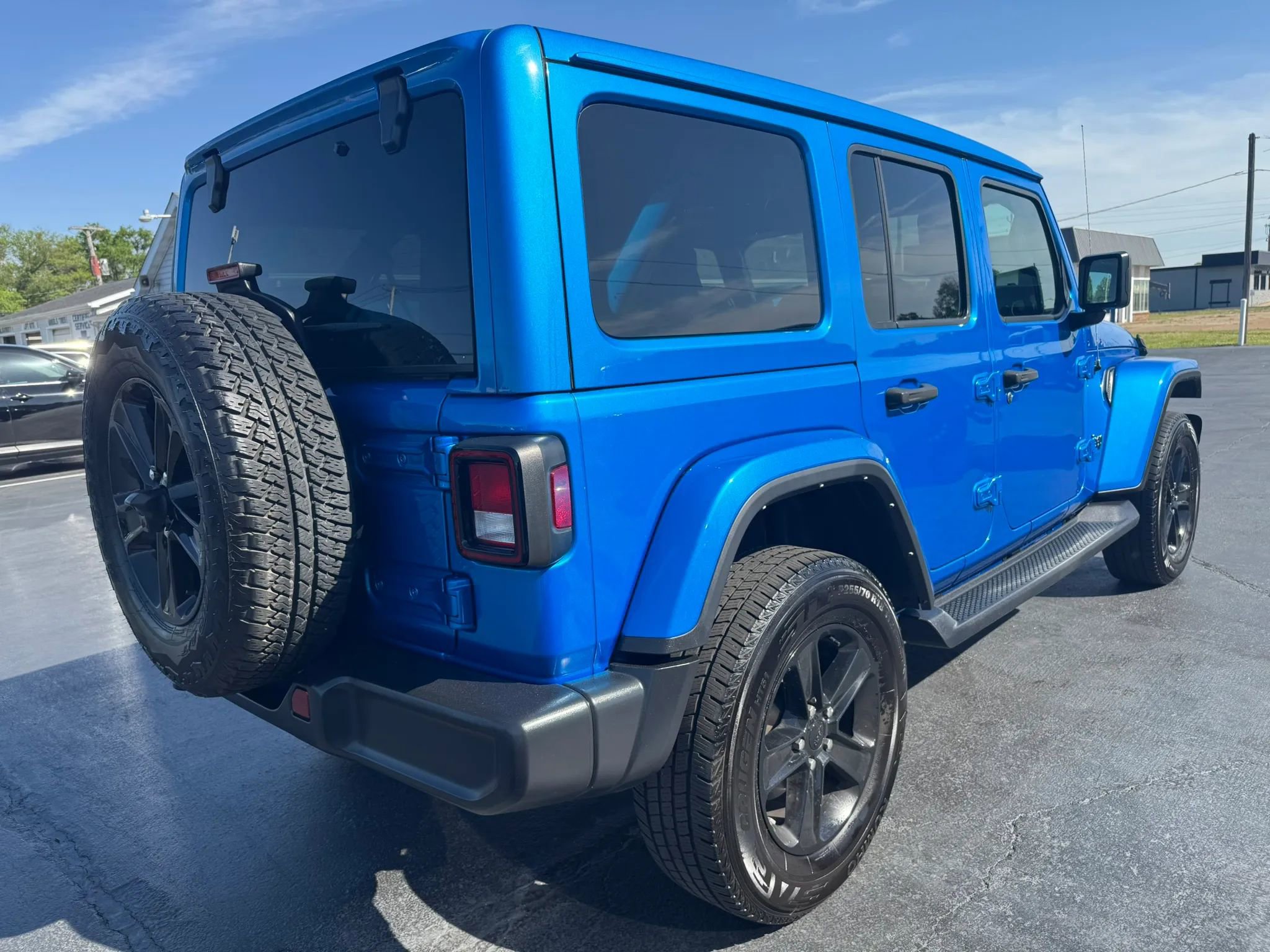 Used 2022 Jeep Wrangler Unlimited Sahara AWD/4WD image 3
