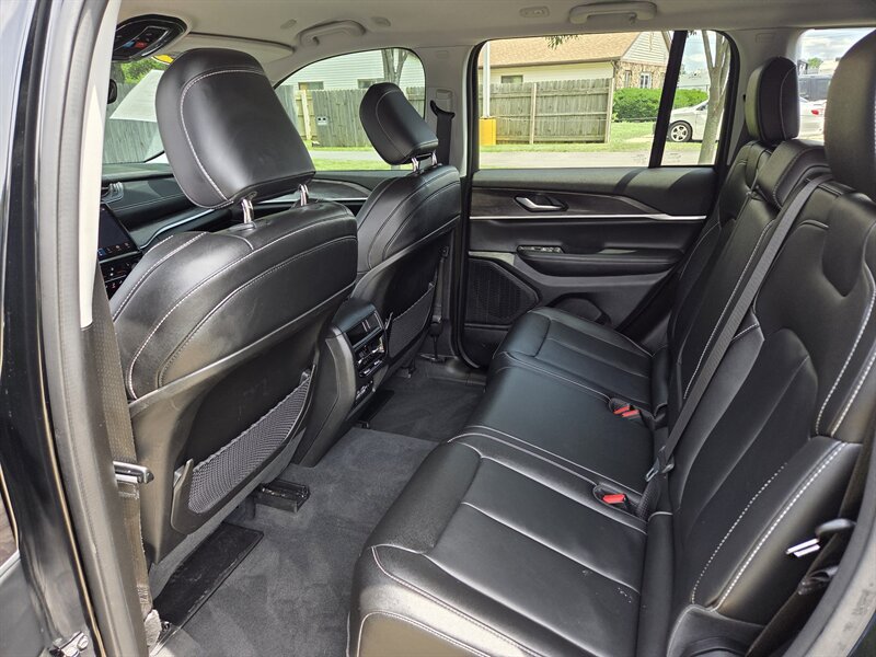 Used 2023 Jeep Grand Cherokee Limited w/ Black Appearance Package AWD/4WD image 10