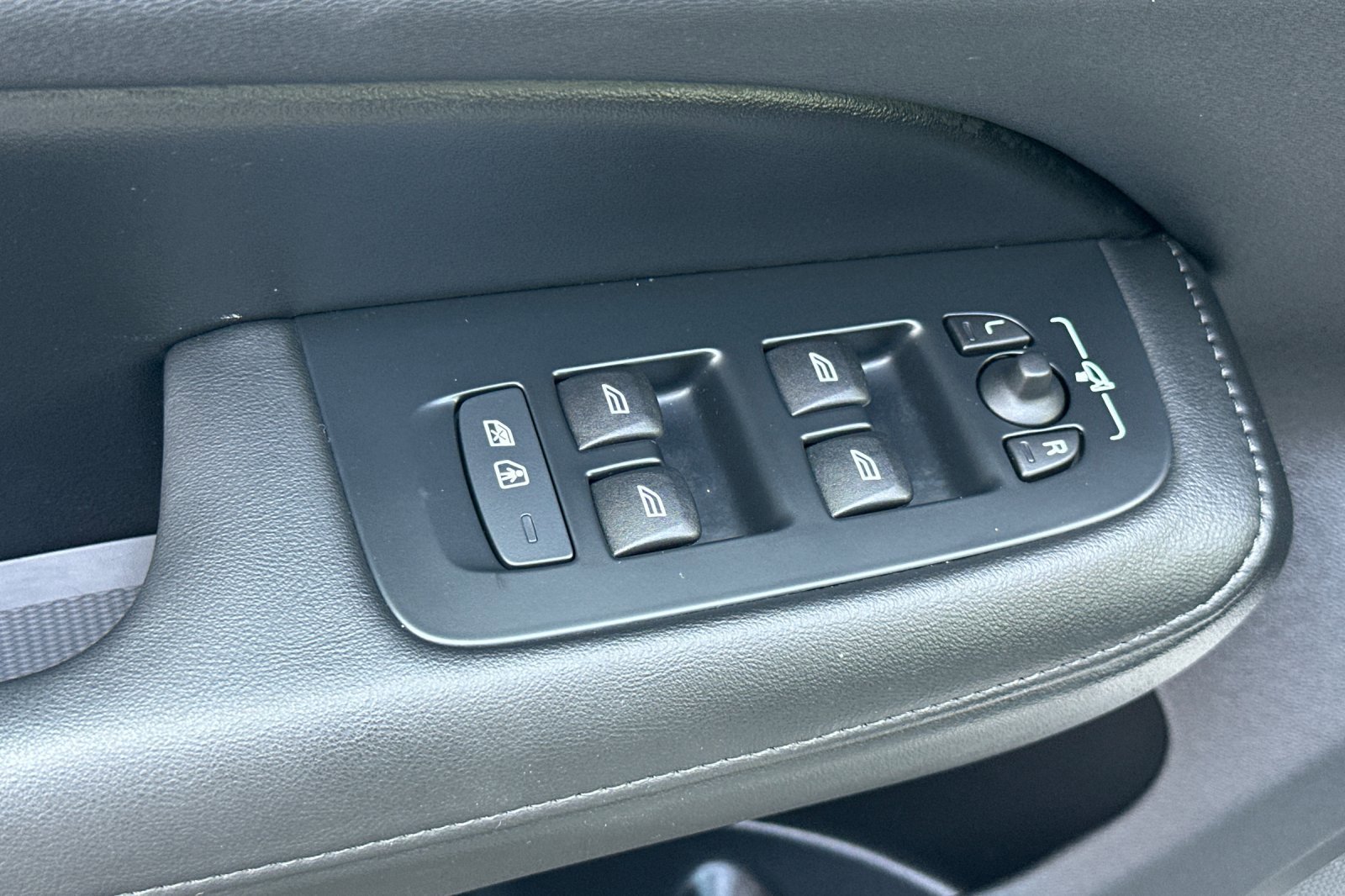 Certified 2025 Volvo V60 B5 Cross Country Plus image 12