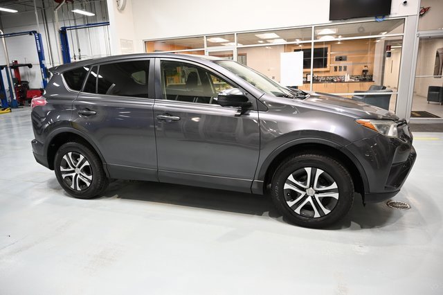 Used 2018 Toyota RAV4 LE image 4