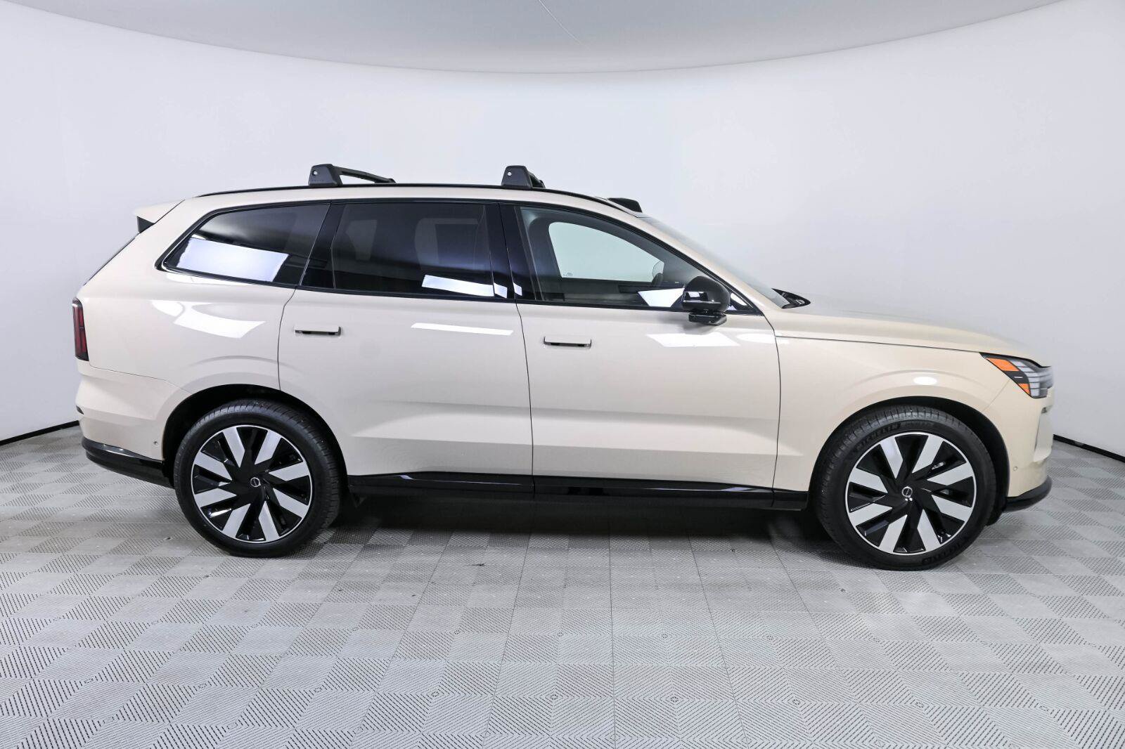 Used 2025 Volvo EX90 Ultra AWD/4WD image 32