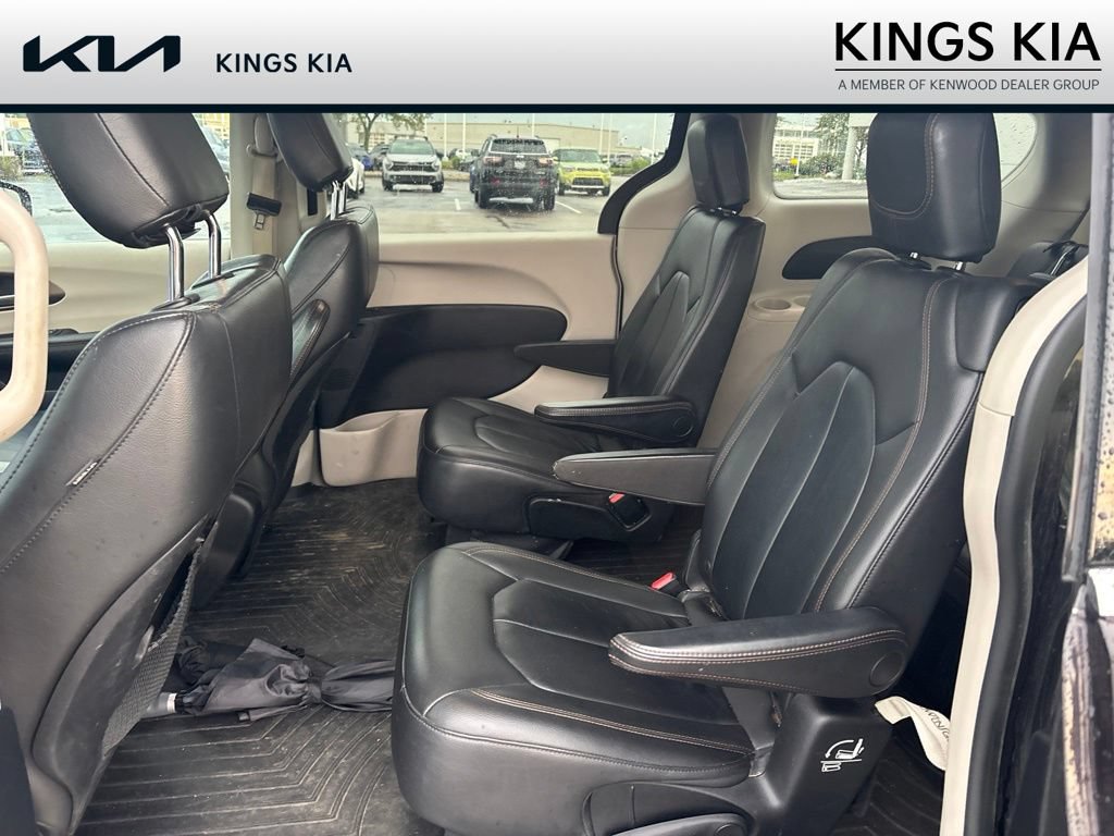 Used 2017 Chrysler Pacifica Touring-L FWD image 14