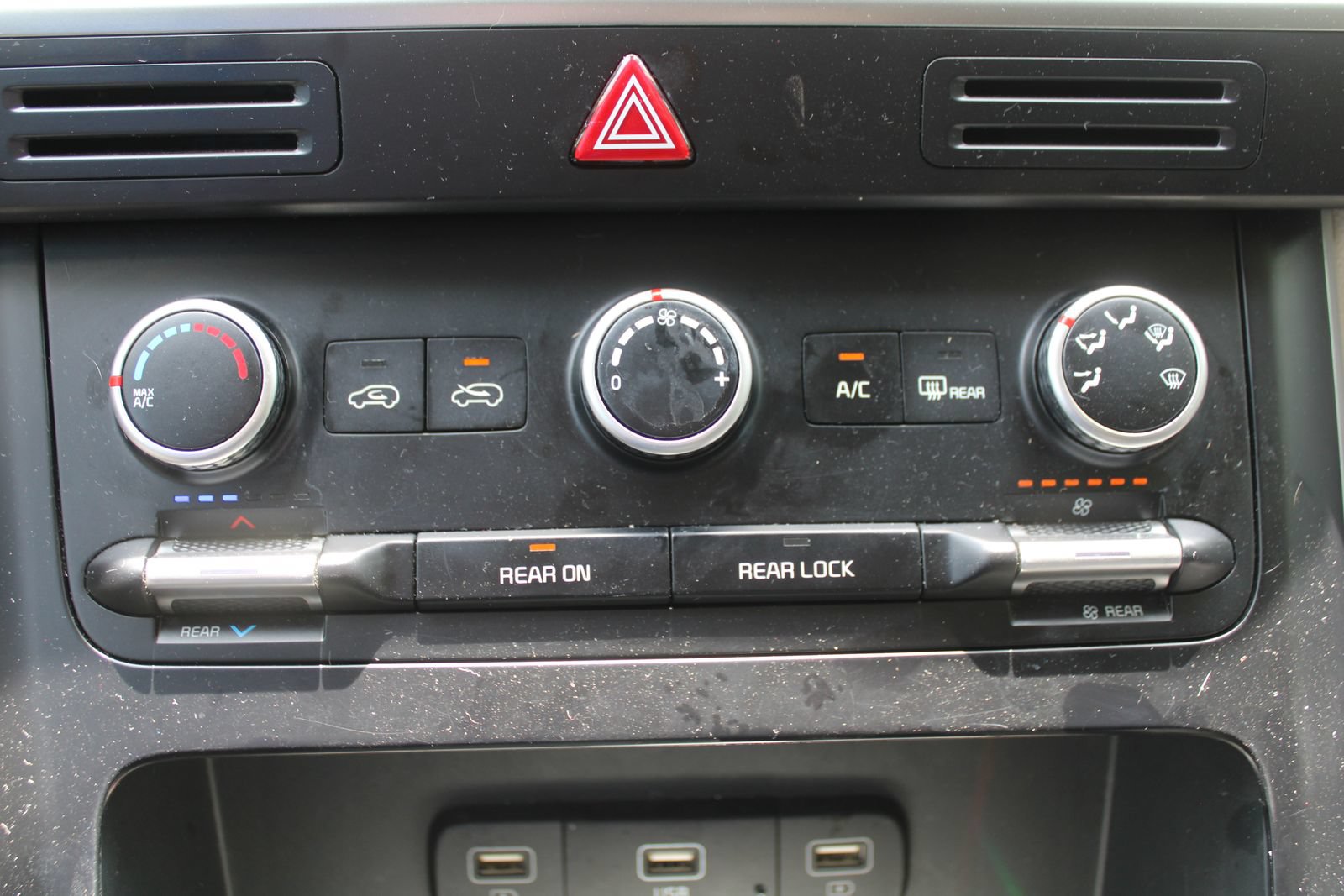 Used 2024 Kia Carnival LX FWD image 44