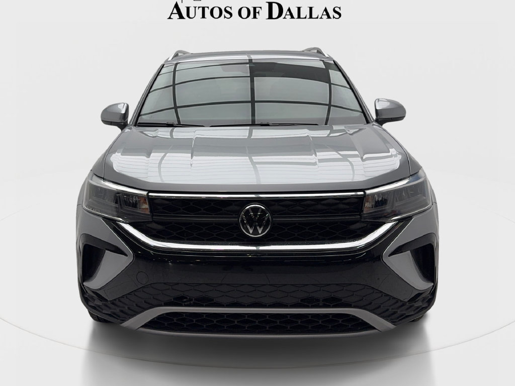 Used 2023 Volkswagen Taos SE w/ Panoramic Sunroof Package FWD image 4