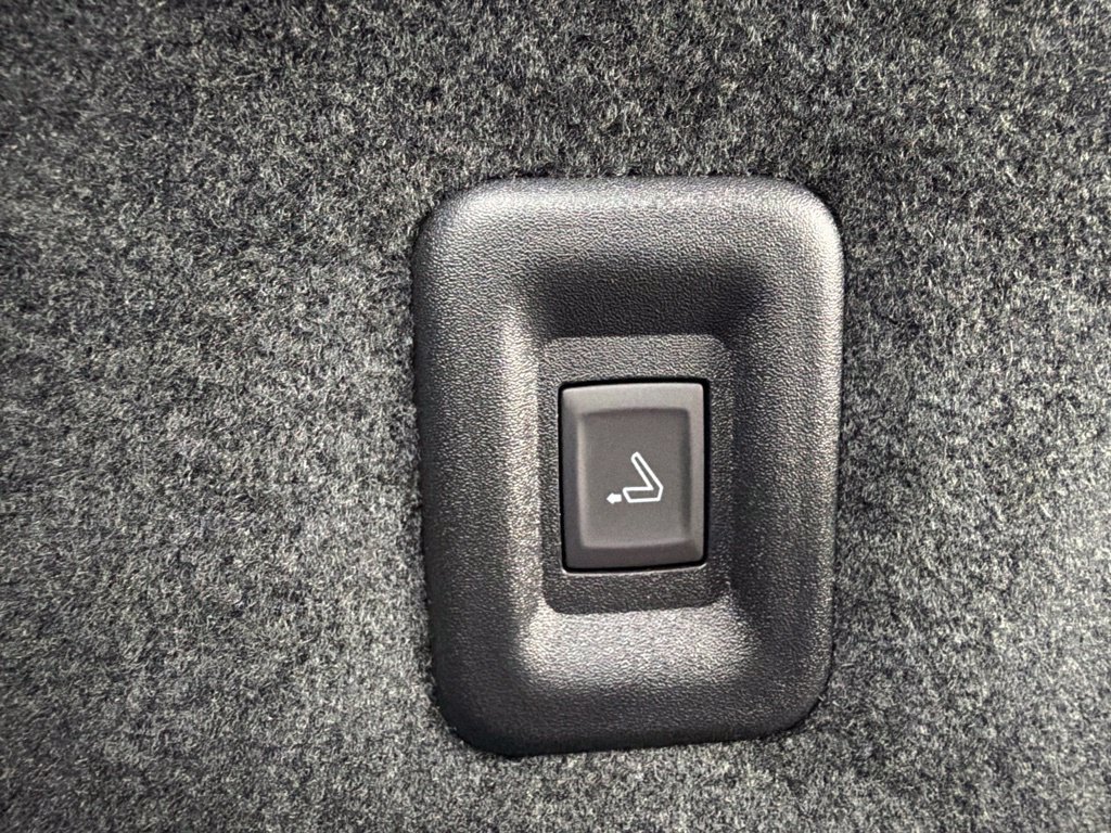 New 2027 Chevrolet Traverse RS w/ LPO, Floor Liner Package AWD/4WD image 39