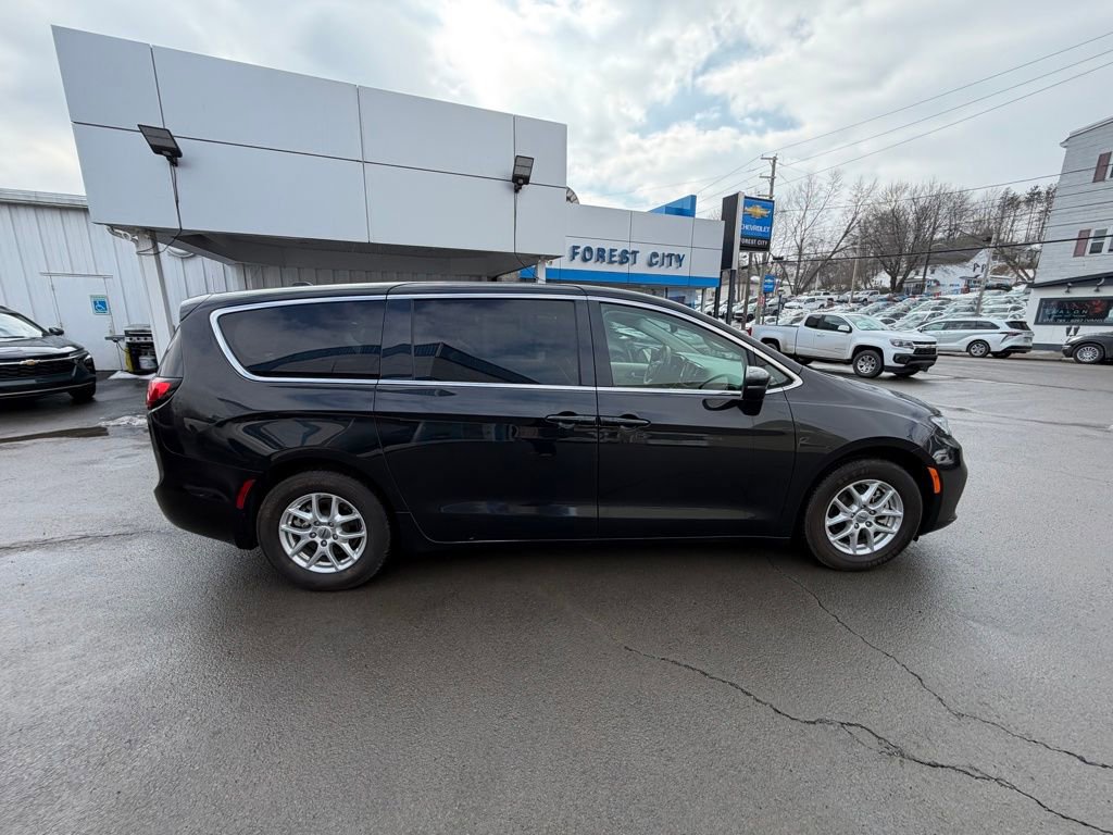 Used 2023 Chrysler Pacifica Touring-L image 6