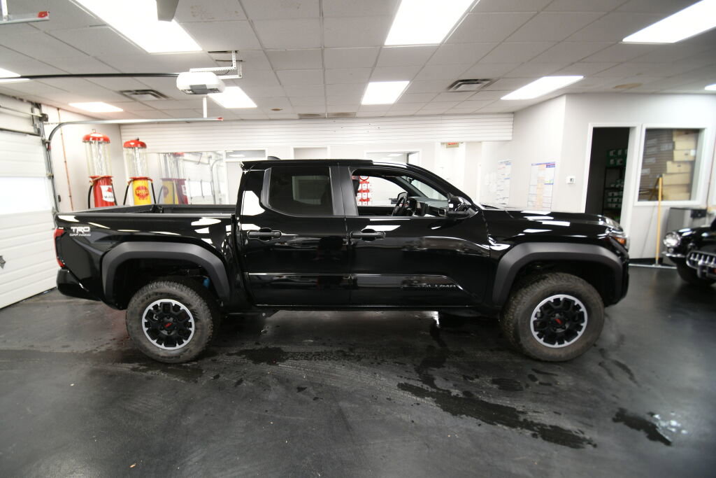Used 2024 Toyota Tacoma TRD Off-Road image 8