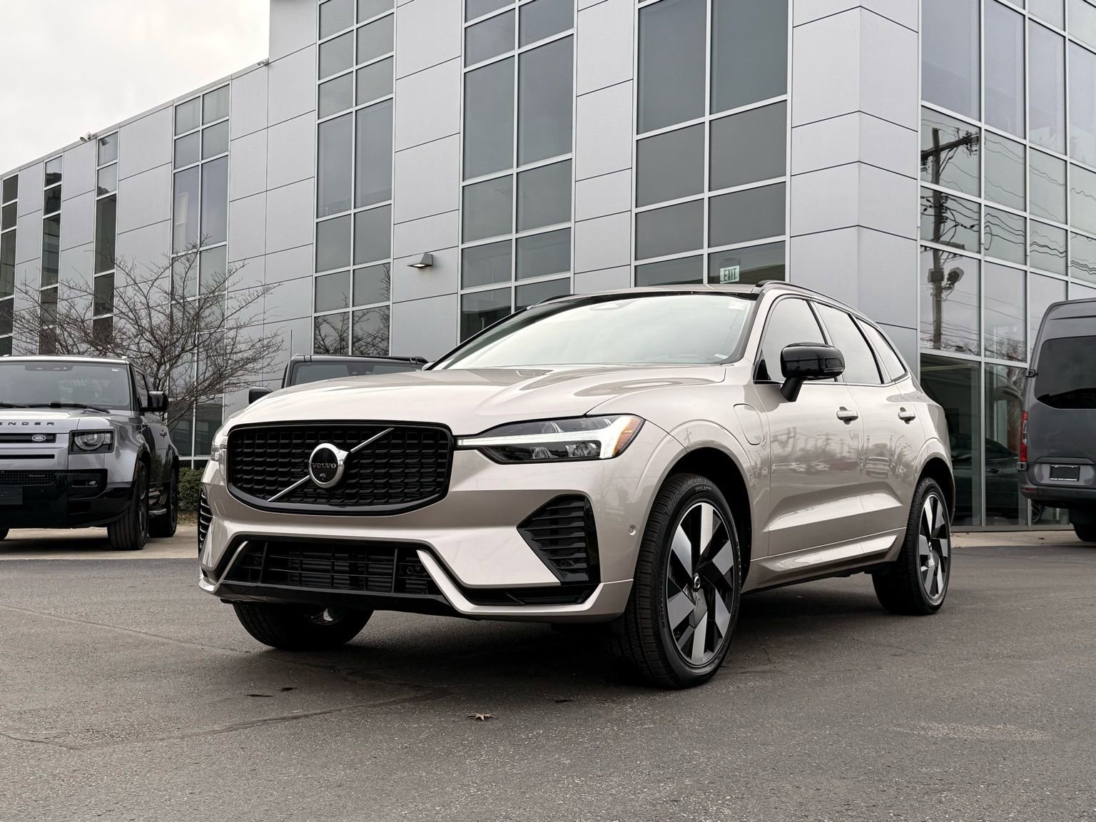 Used 2025 Volvo XC60 T8 Plus w/ Protection Package Premier image 2