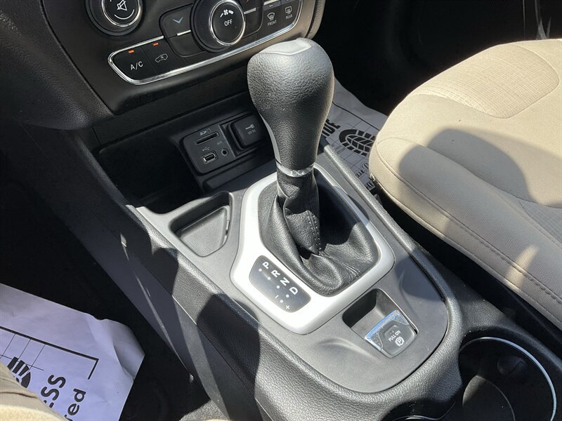 Used 2016 Jeep Cherokee Latitude FWD image 37