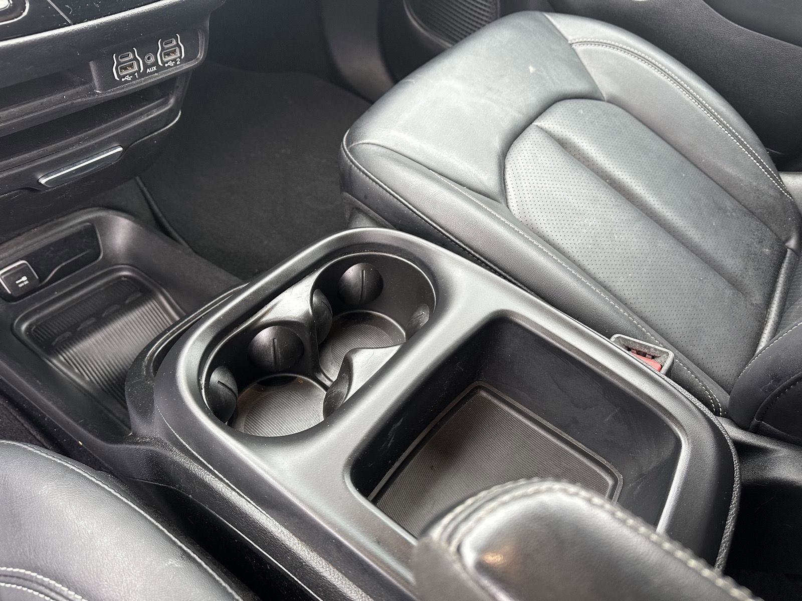 Used 2025 Chrysler Pacifica Select image 32