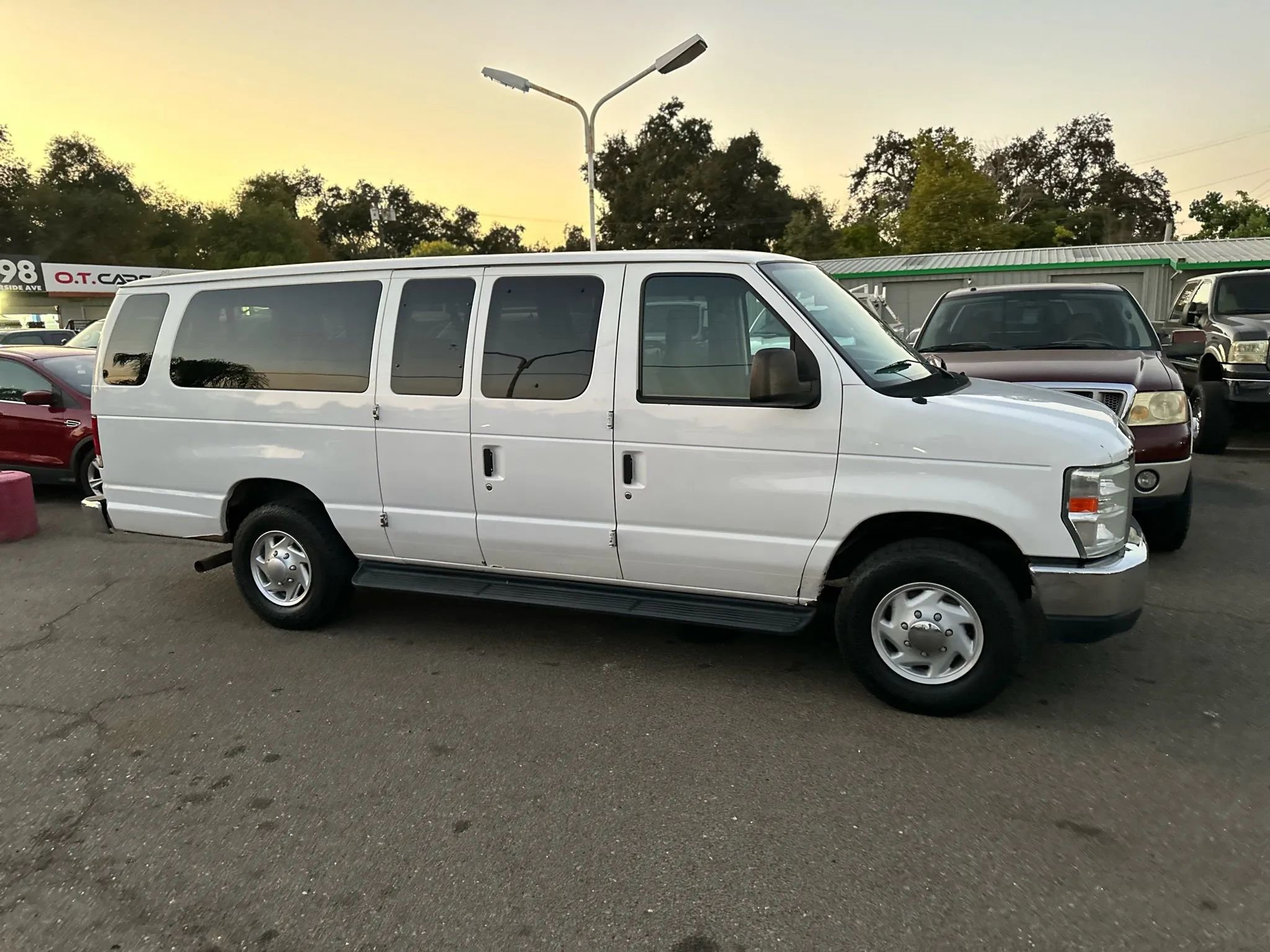 Used 2012 Ford E-350 and Econoline 350 XLT image 3