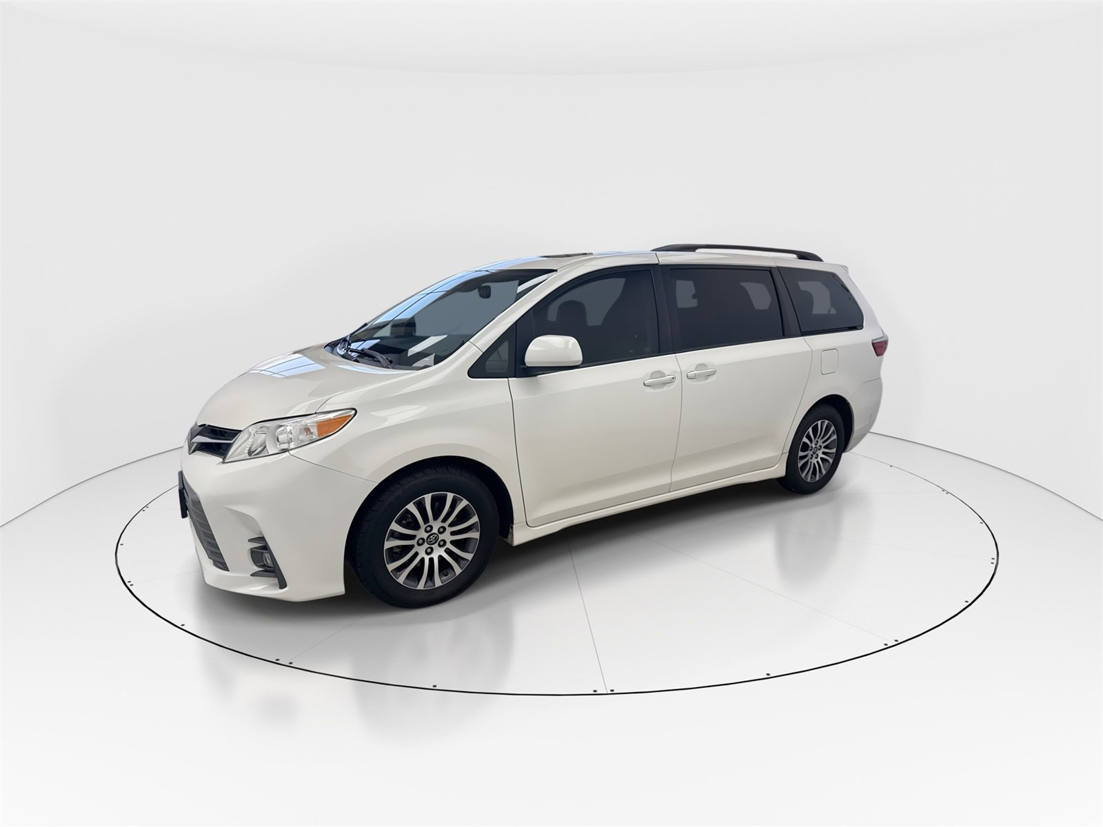 Used 2018 Toyota Sienna XLE w/ XLE Navigation Package image 4