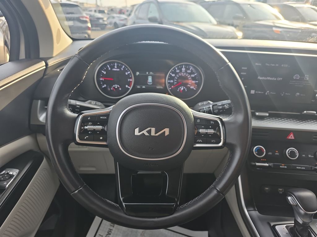 Used 2023 Kia Carnival LX image 20