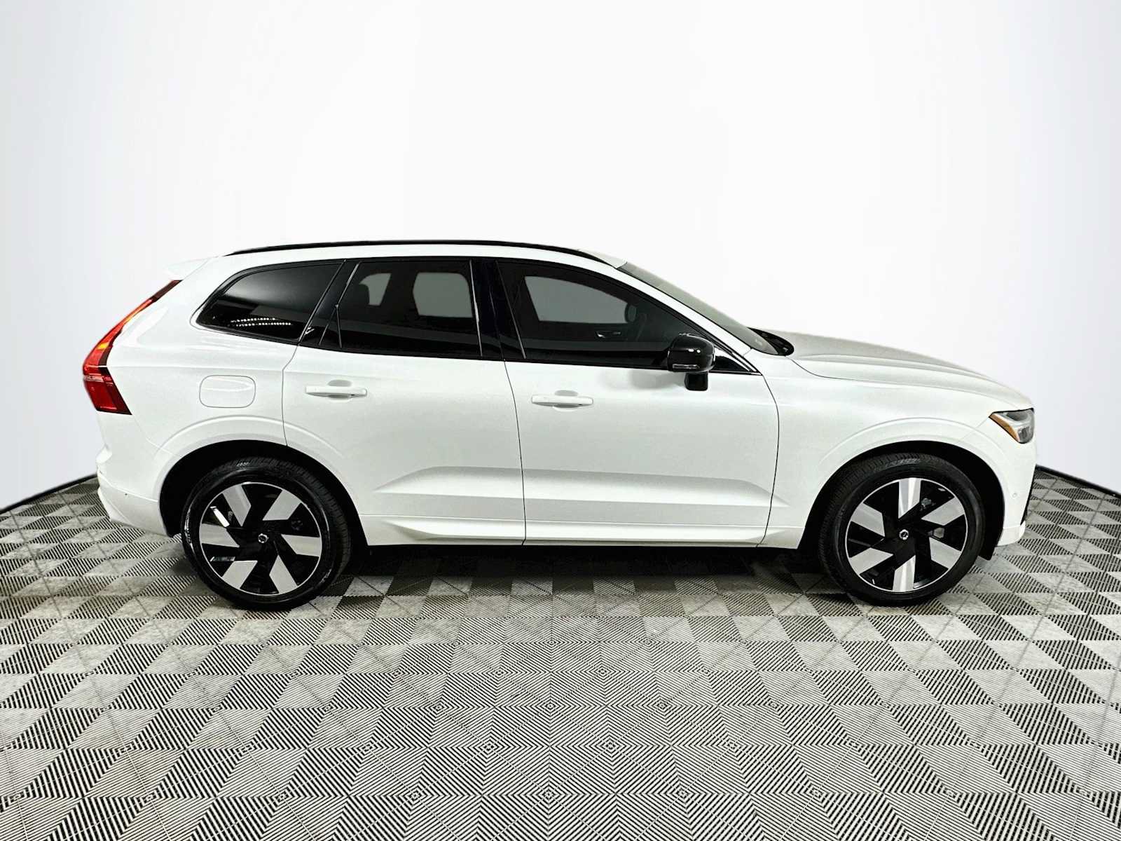 Used 2024 Volvo XC60 T8 Plus w/ Protection Package Premier AWD/4WD image 8