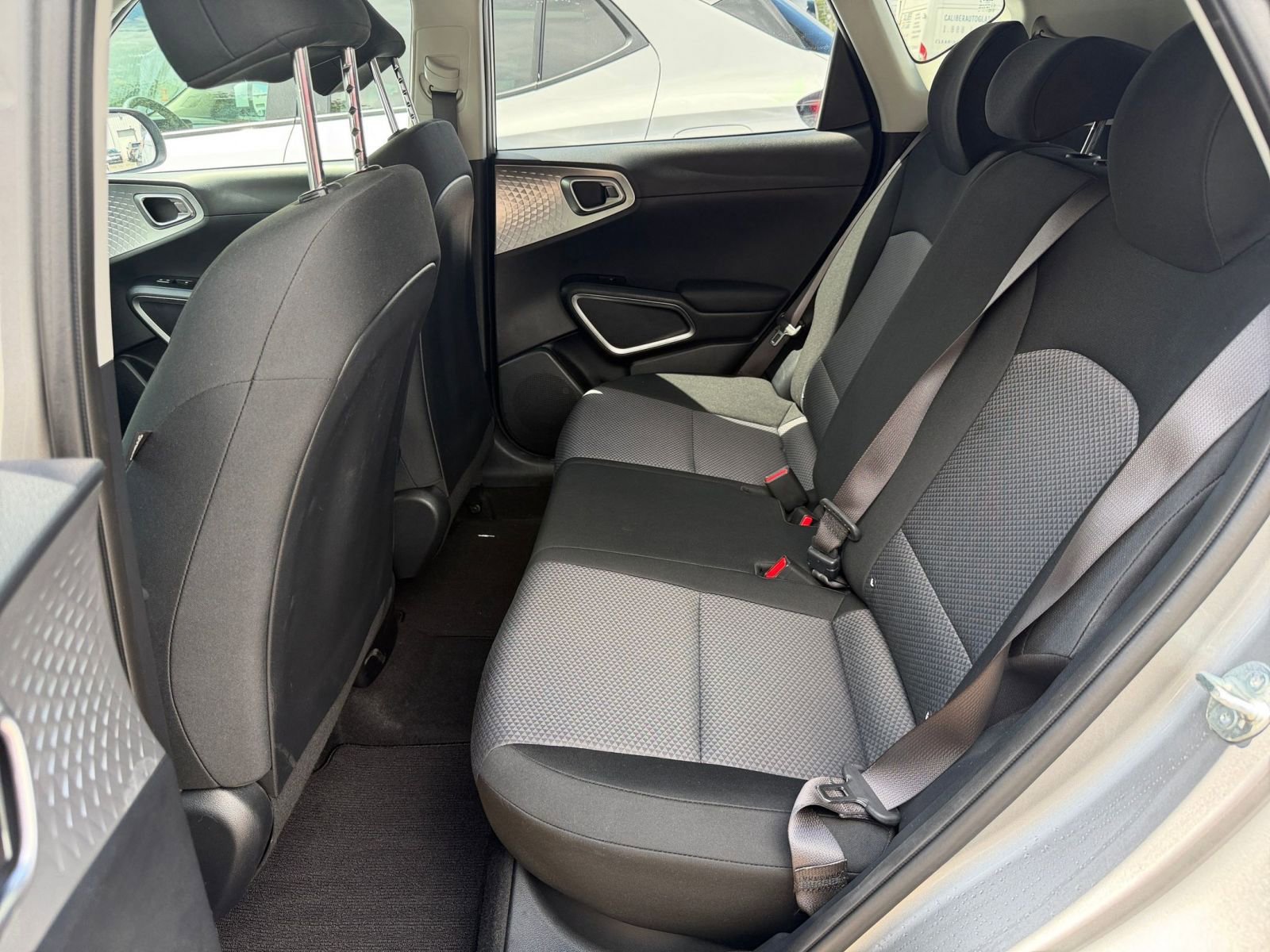 Used 2025 Kia Soul LX w/ LX Technology Package FWD image 23