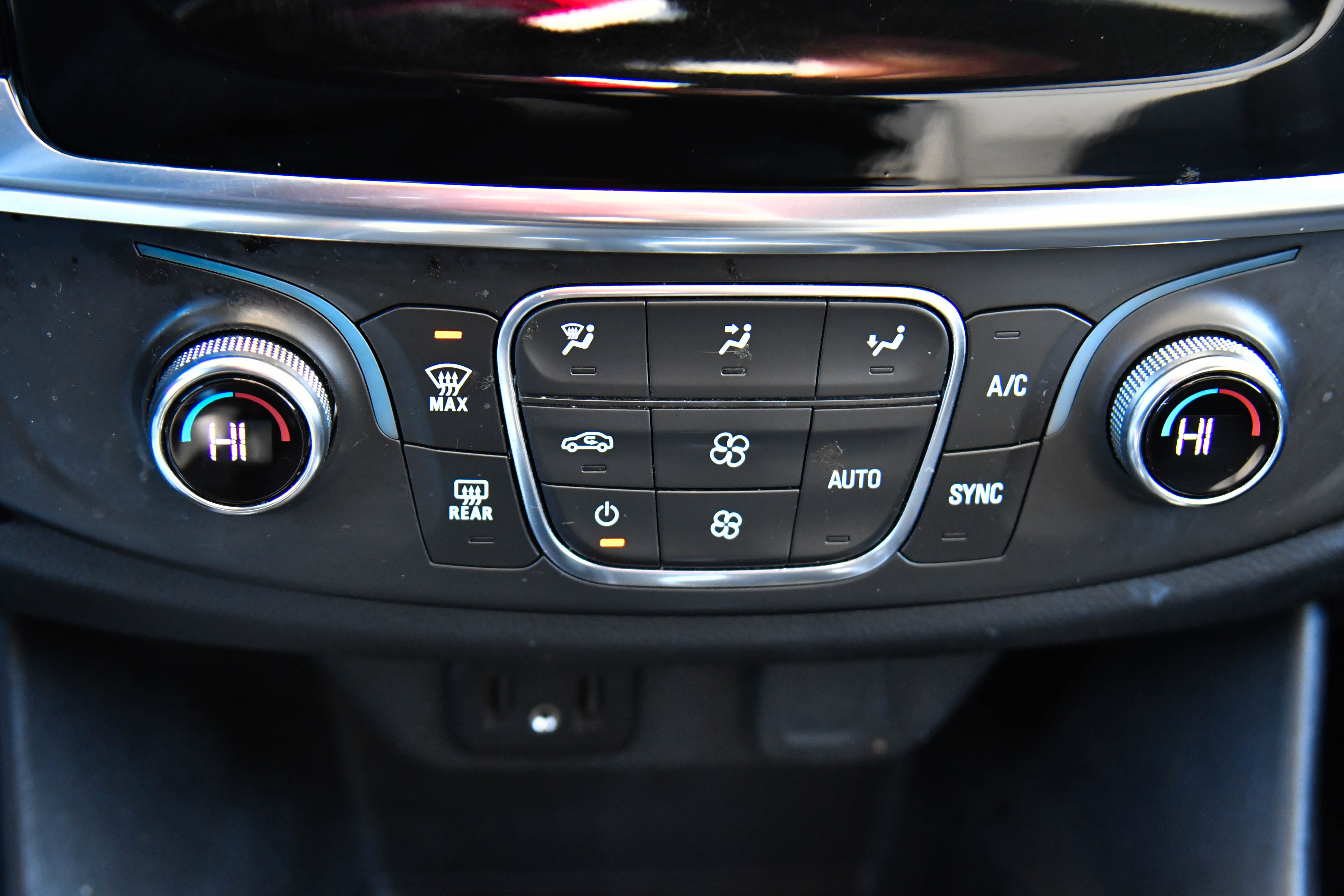 Used 2022 Chevrolet Traverse LT image 22