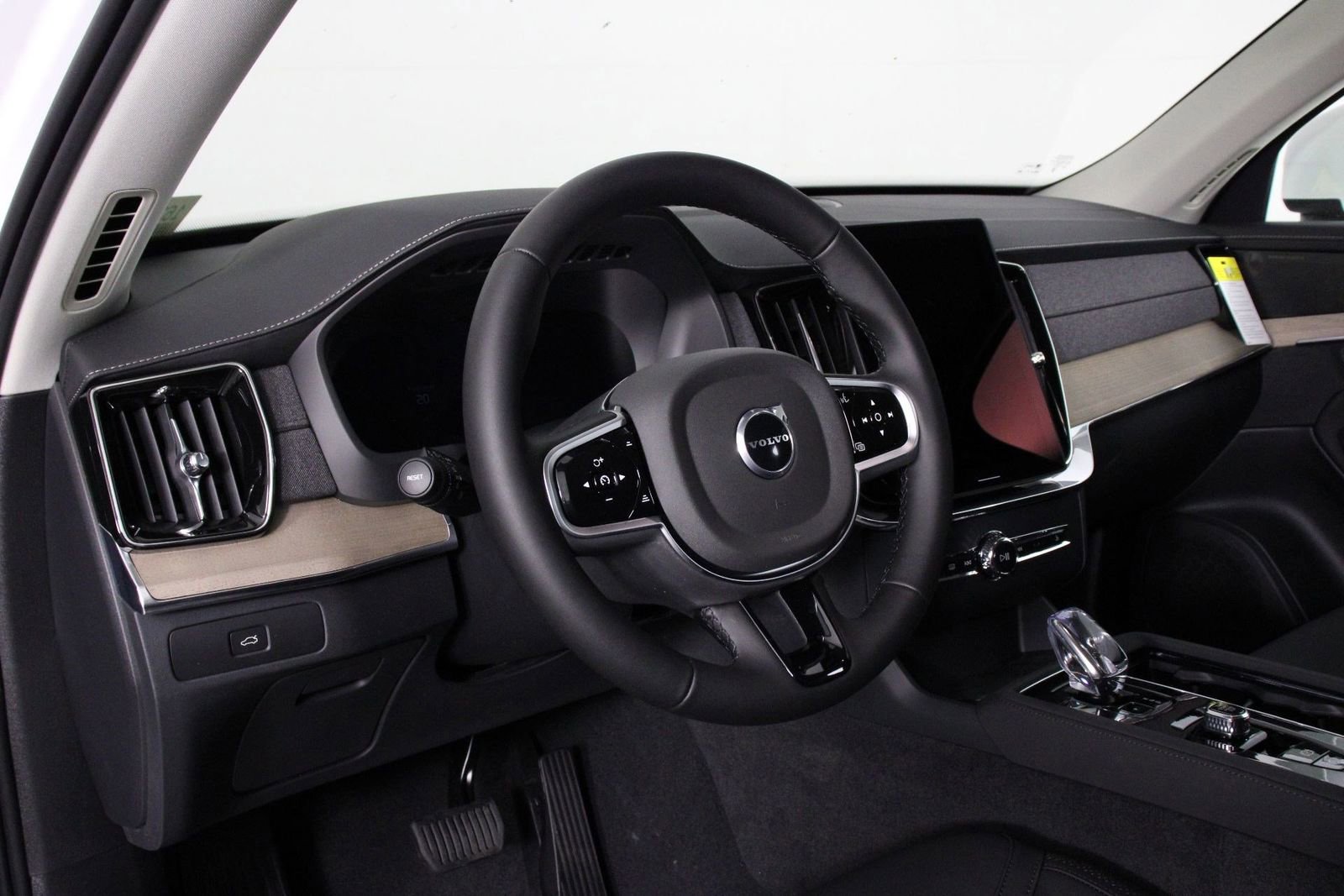 New 2025 Volvo XC90 B6 Plus w/ Protection Package Premier image 8