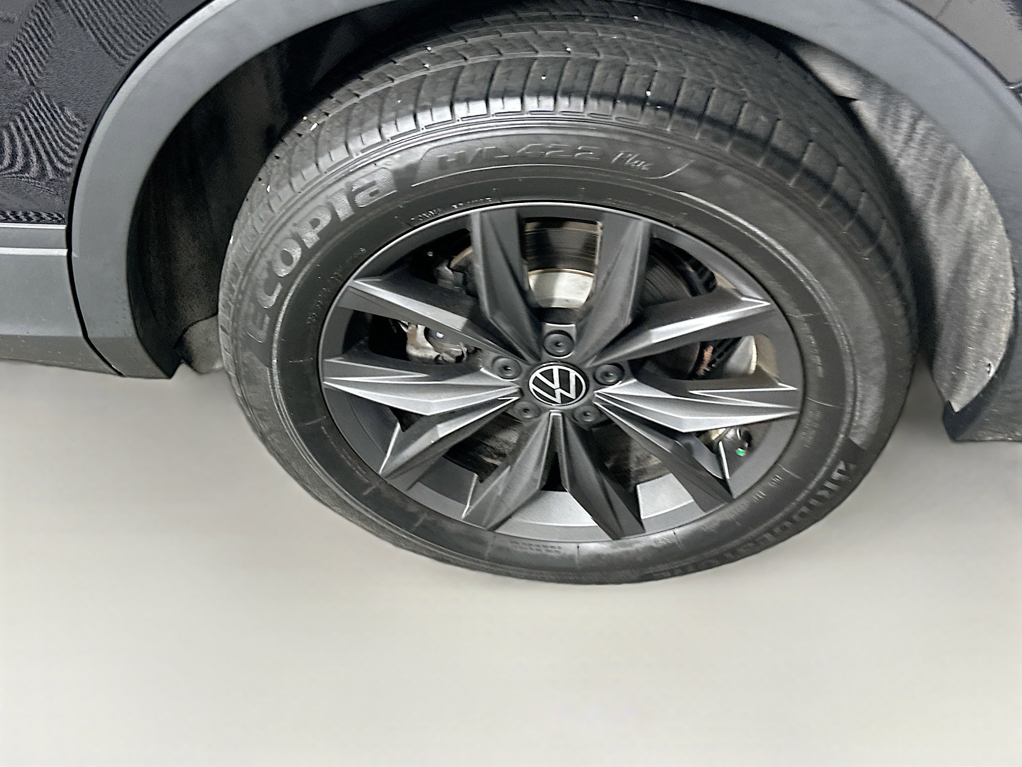 Used 2022 Volkswagen Tiguan SE w/ Panoramic Sunroof Package image 11