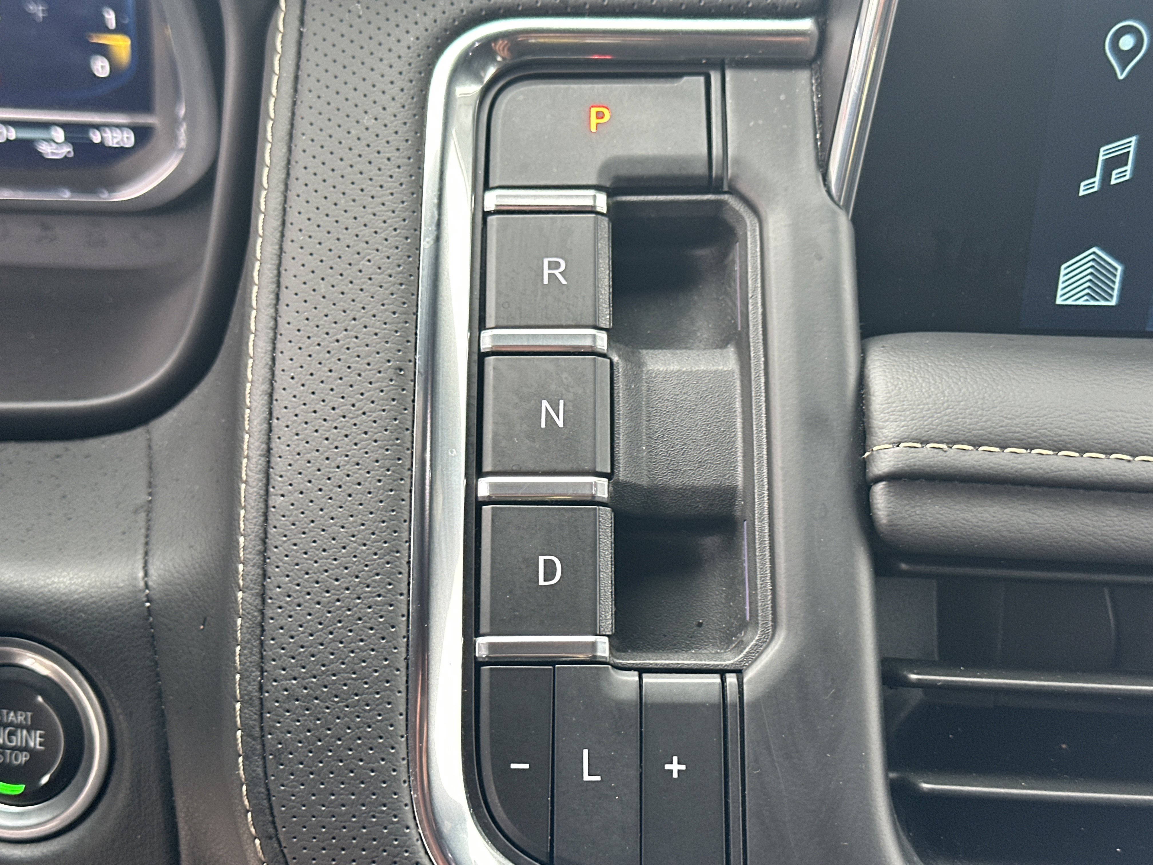 Used 2024 Chevrolet Suburban Premier image 31