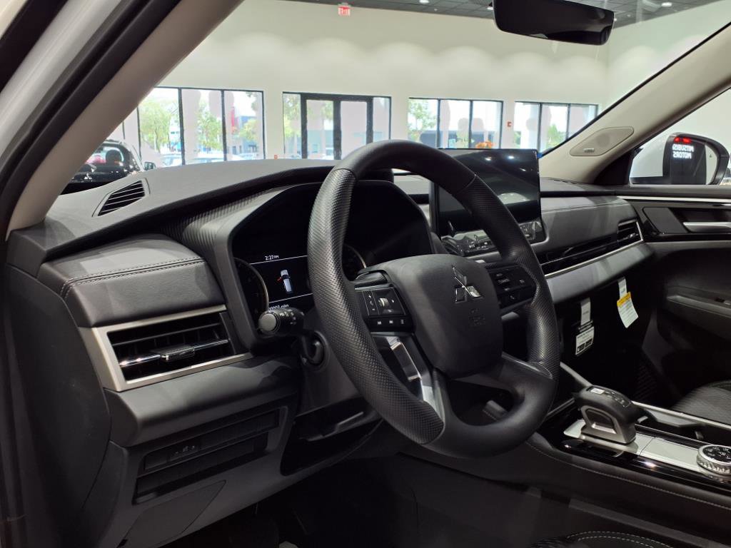 New 2025 Mitsubishi Outlander ES image 7