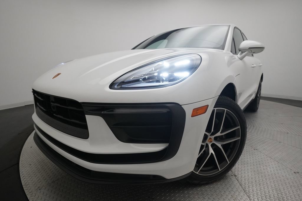 Certified 2023 Porsche Macan image 7
