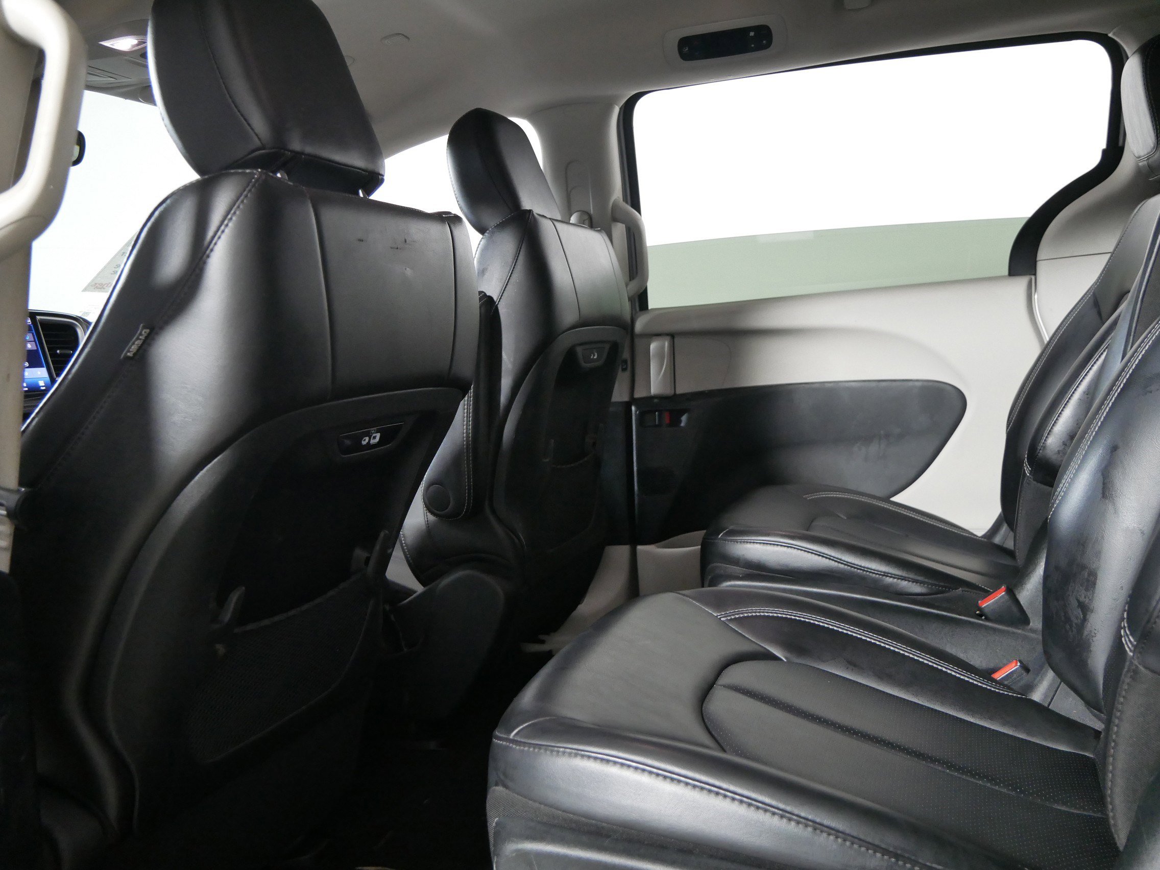 Used 2023 Chrysler Pacifica Touring-L FWD image 32